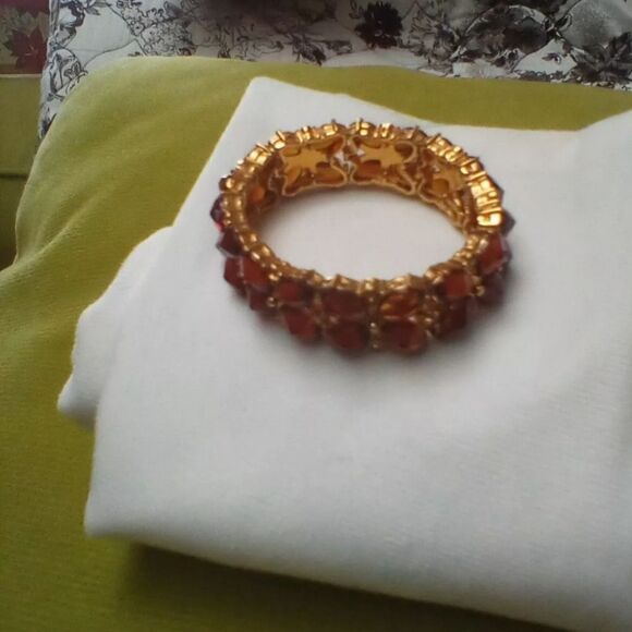 Amber Gem Stone Stretch Bracelet.  Glistens in the light. Perfect condition. - Picture 3 of 3